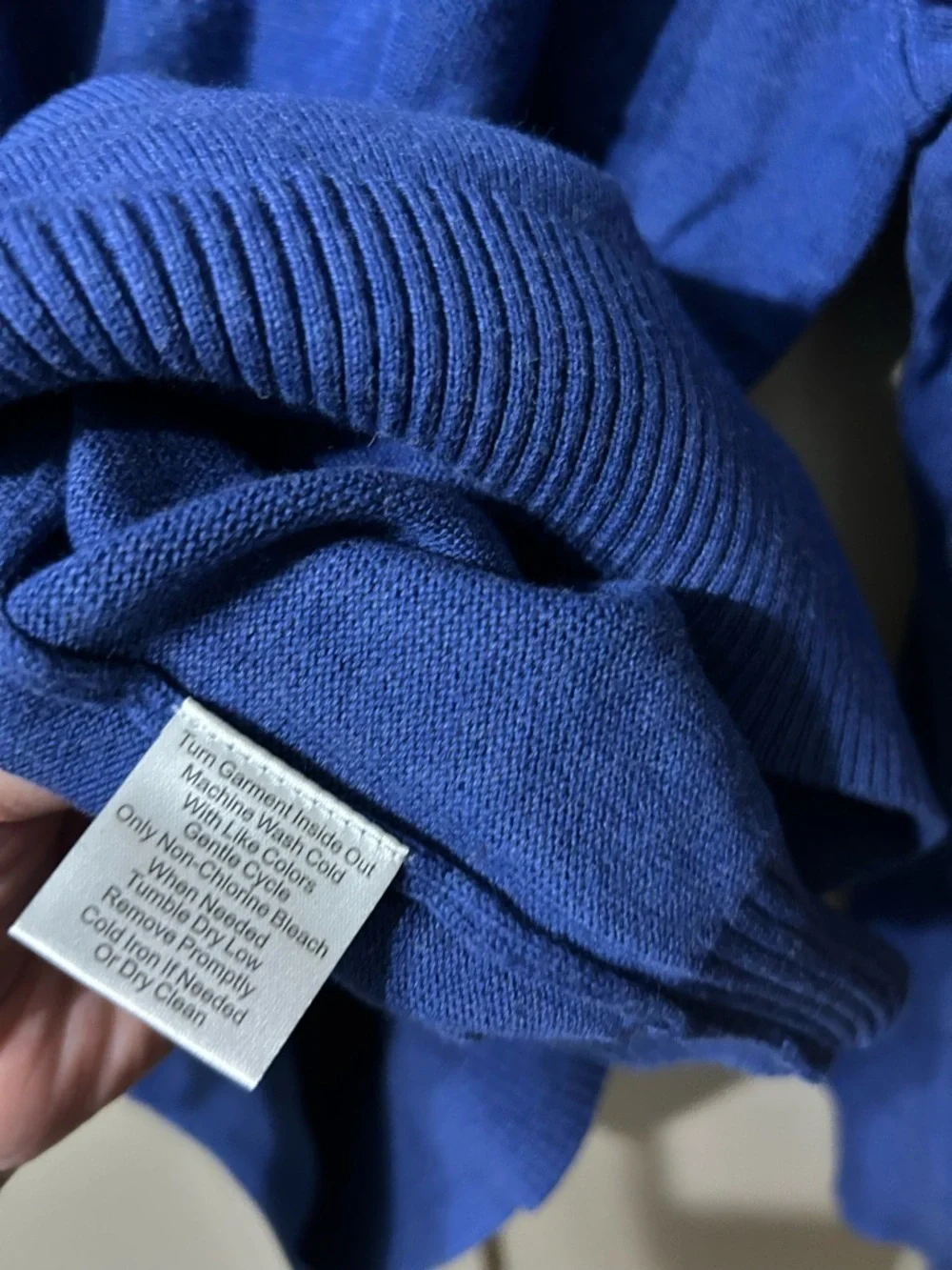 Jos. A. Bank Traveler collection 💯 Pima cotton V-neck sweater blue